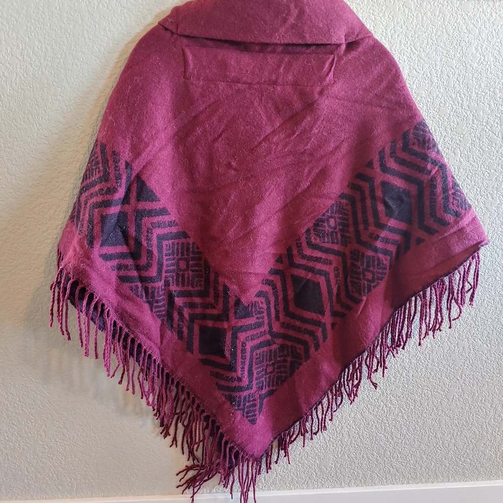 Bearpaw Women's Burgundy Patterned Fringe Poncho - Picture 4 of 4